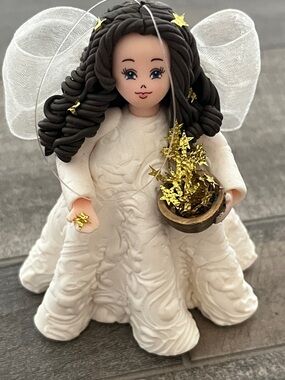 Avon Angel Twinkle Figurine with Brown Hair and Gold Star Accents